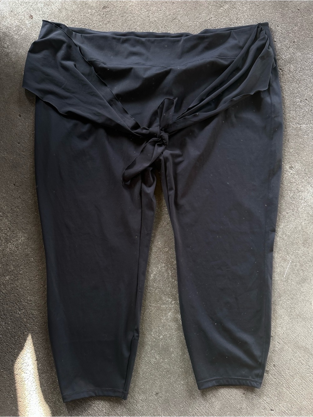 Zuda Black Tie Front Capri Pants